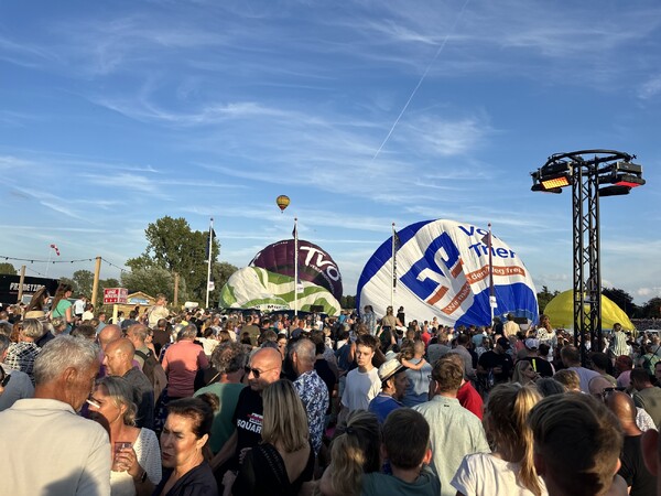 Eerste ballonnen van Ballonfestival Grave richting Cuijk