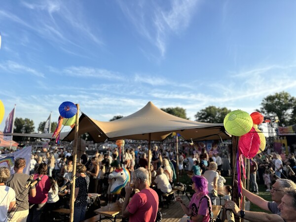 Eerste ballonnen van Ballonfestival Grave richting Cuijk