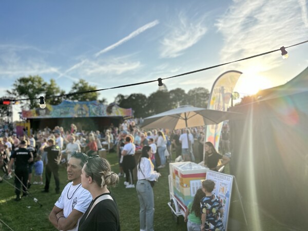 Eerste ballonnen van Ballonfestival Grave richting Cuijk