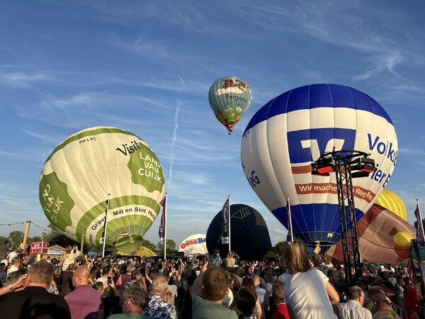 Eerste ballonnen van Ballonfestival Grave richting Cuijk