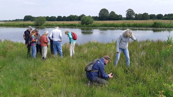 Wandelen langs het water van Grave