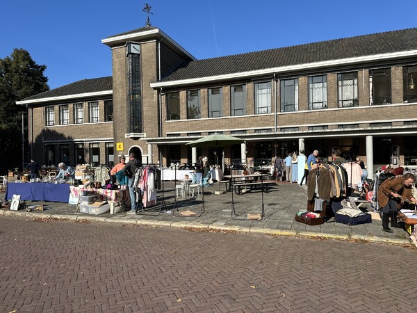 Brocante markt tijdens Open Monumentendag in de Generaal de Bonskazerne in Velp