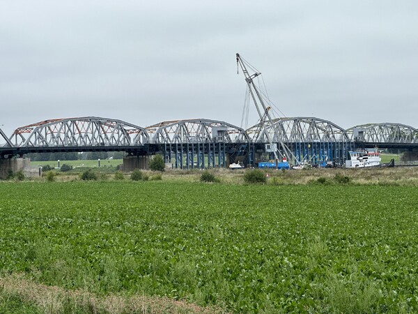 Maas loopt leeg door problemen stuw bij Grave