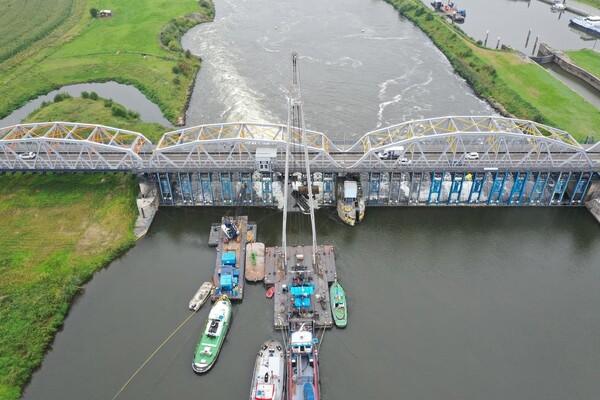 Maas loopt leeg door problemen stuw bij Grave