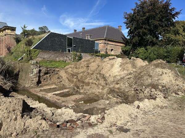 Oude vestingmuur blootgelegd