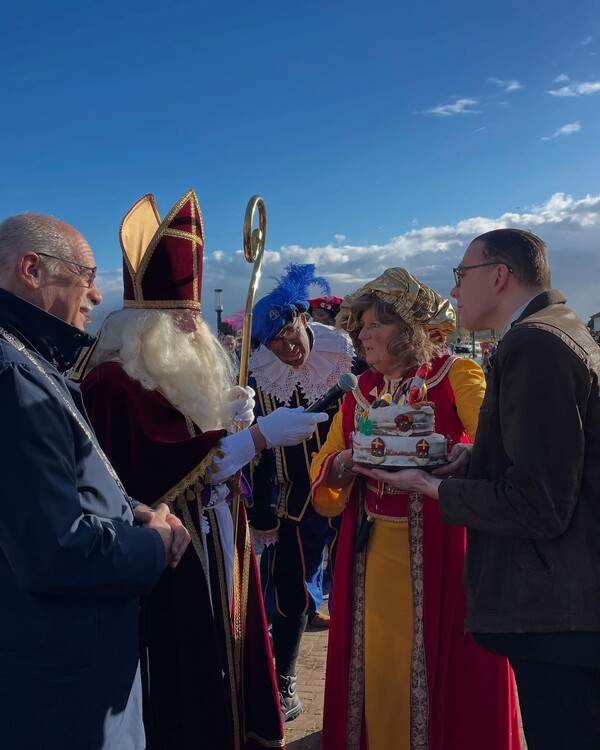 Sinterklaas aangekomen in Grave, met een live registratie op televisie