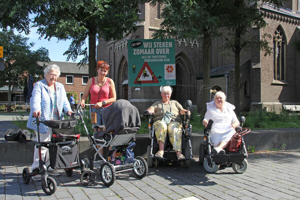 “Wij steken zomaar over als de trottoirs geblokkeerd zijn”.