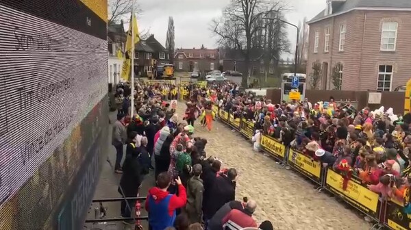 Knakworstrennen in Beugen viert 40-jarig jubileum met groots carnavalsspektakel