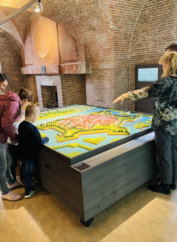 Geslaagde samenwerking AZC Grave en Grave Promotie tijdens Open Monumentendag