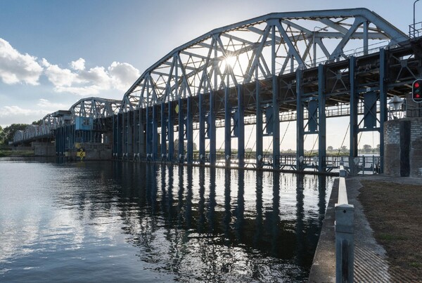 Storing sluisdeuren bij Grave voorbij