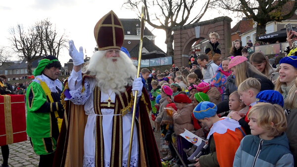 Sinterklaas aangekomen in Grave, met een live registratie op televisie