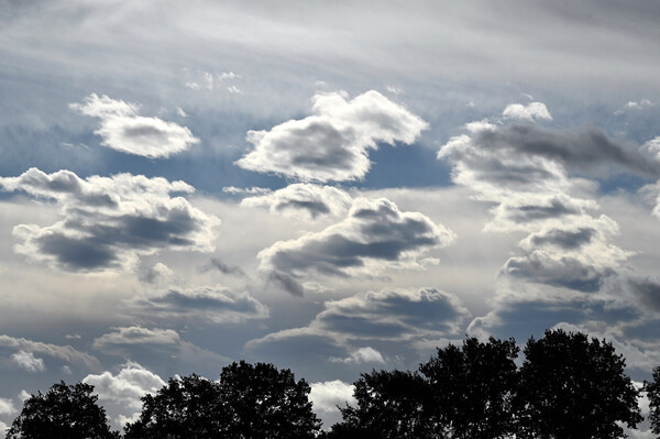 De grote schaapjeswolken boven Overlangel