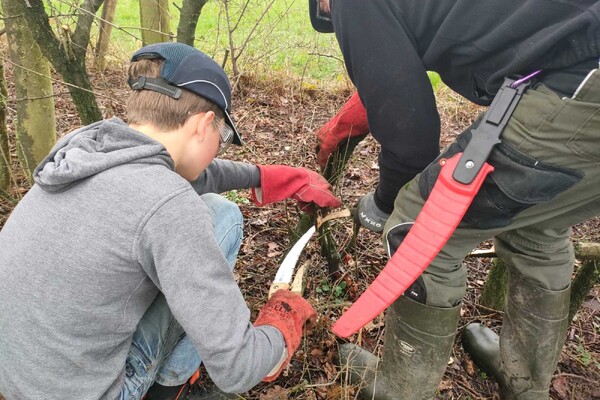 Eerste ouder-kind workshop Maasheggenvlechten, met Govert Sweep