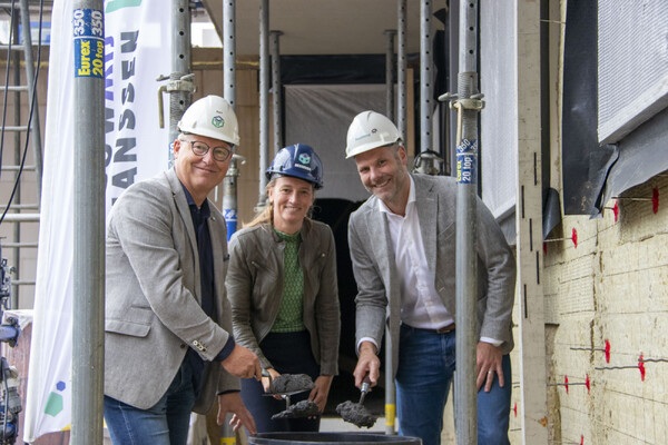 Feestelijke start: eerste steen gelegd 41 huurwoningen Cuijkse Cantheelen