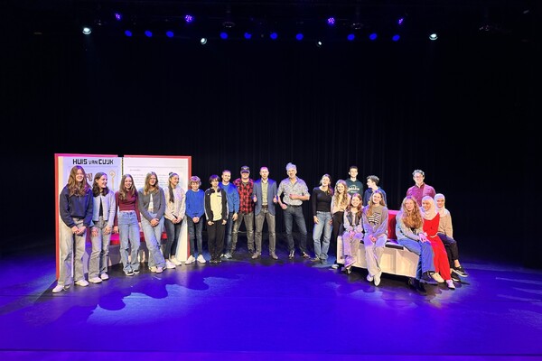 Leerlingen Merletcollege bieden Huis van Cuijk theaterstoel aan