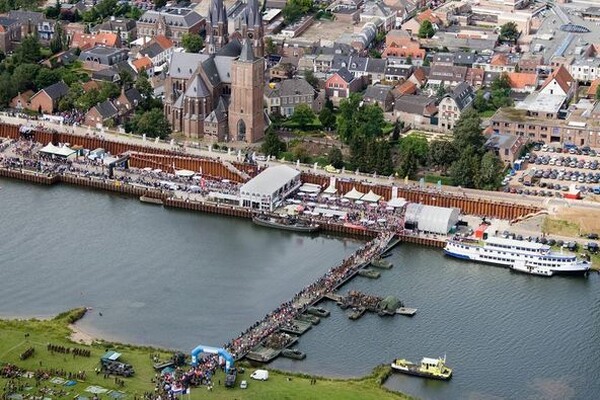 Traditionele sluiting pontons bij Cuijk