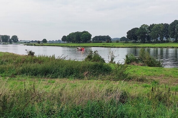 Bootje in problemen op de Maas bij Cuijk