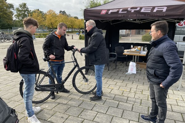 Controle fietsverlichting op scholen in het Land van Cuijk