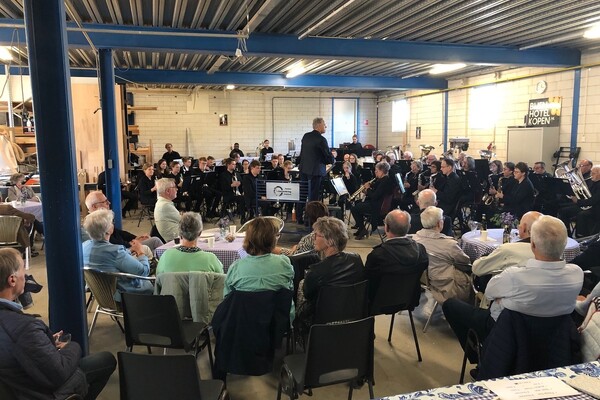 Fanfare Overloon speelt BIJ-zonder concert in sociale werkplaats Bijenhotelkopen.nl