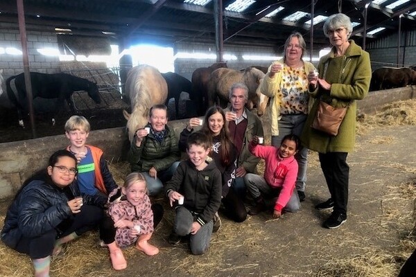 Jeugd IVN Grave op bezoek bij de paardenmelkerij