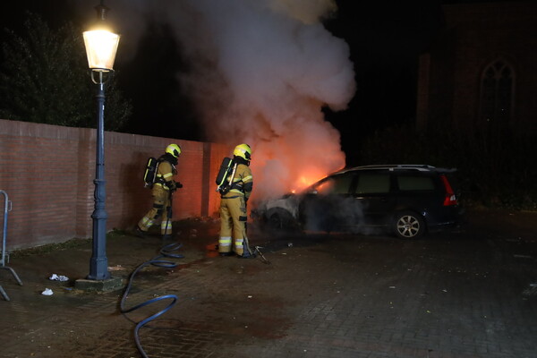 Politie onderzoekt vermoedelijke brandstichting auto in Beugen