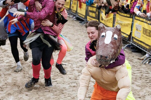 Knakworstrennen Beugen ingetogen feestelijk