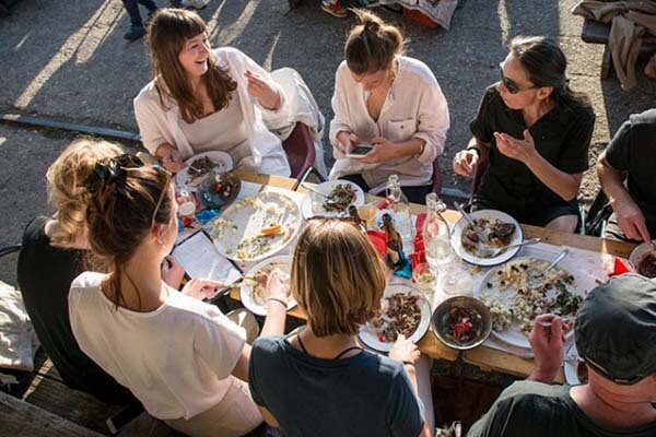 Onthulling Vrijheidskunstwerk en Vrijheidsmaaltijd in Sint Hubert op 5 mei