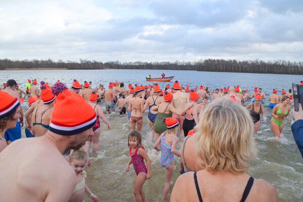 Woensdag 1 januari 2025 opnieuw Unox Nieuwjaarsduik in Mill