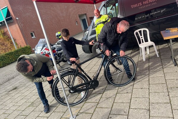 Gezamenlijke controle fietsverlichting op middelbare scholen Land van Cuijk