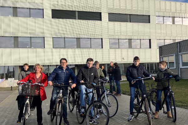 Scholieren Merletcollege meten fietsend luchtkwaliteit in Cuijk