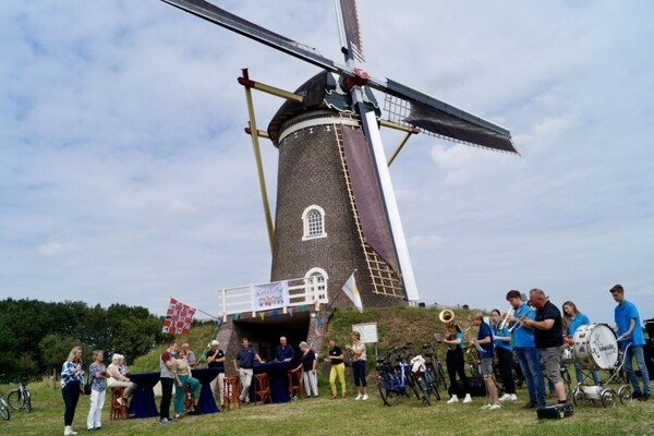 Op Nationale Molendag staan tientallen molens trots te draaien