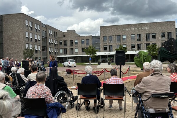 Officiële opening nieuwbouw Sint Anna Boxmeer met onthulling kunstwerk