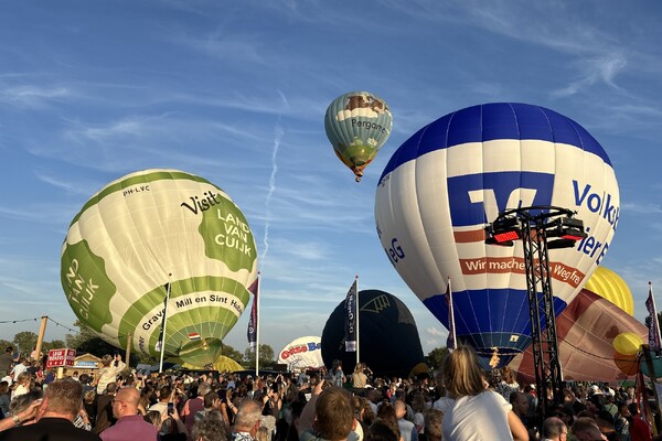 Eerste ballonnen van Ballonfestival Grave richting Cuijk