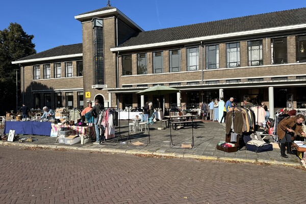 Brocante markt tijdens Open Monumentendag in de Generaal de Bonskazerne in Velp