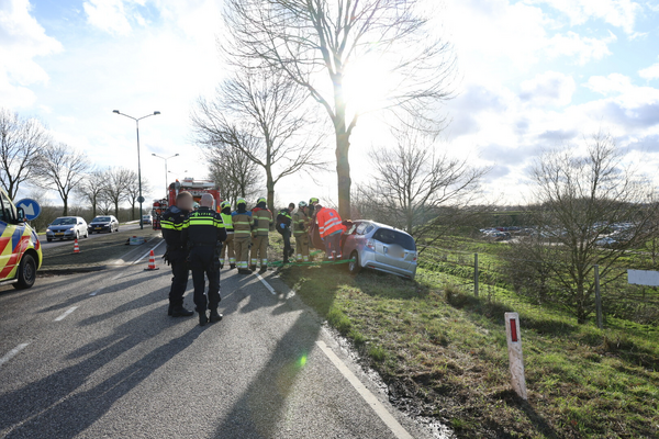 Automobilist mist bocht en botst op boom