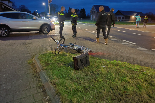 Fietser licht gewond na botsing met auto in Vierlingsbeek