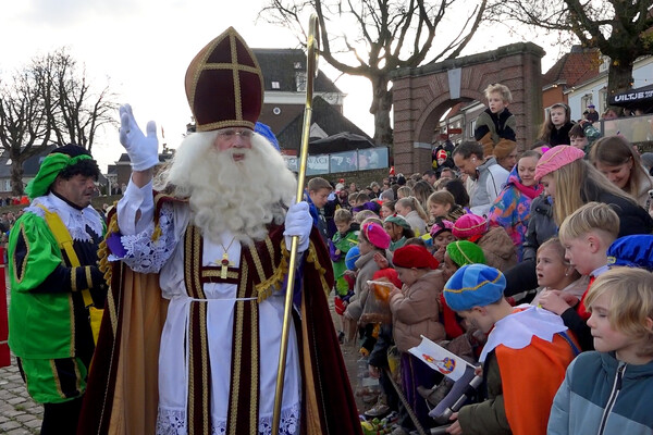 Sinterklaas aangekomen in Grave, met een live registratie op televisie